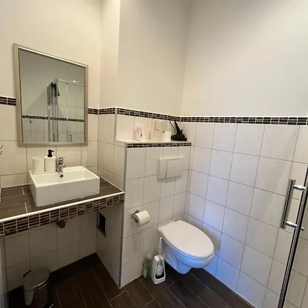 Hotel Doppeltimmer Tv-bad-kuehlschrank-10