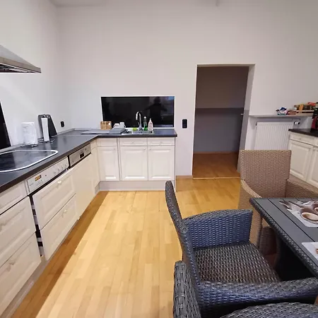 Doppeltimmer Tv-bad-kuehlschrank-10
