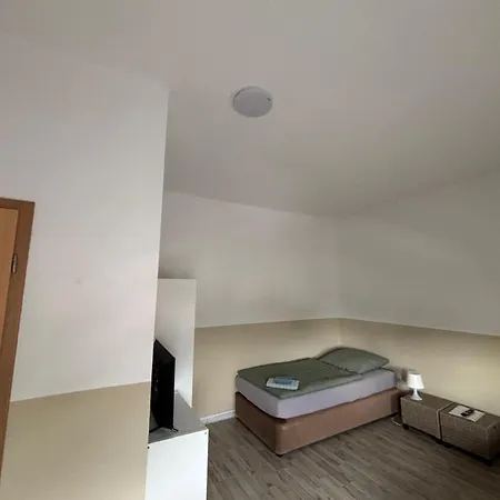 Doppeltimmer Tv-bad-kuehlschrank-10 מלון Meine