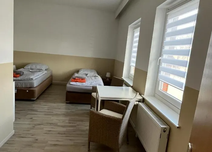 Hotel Doppelzimmer-bad-kuehlschrank-parkplatz-10 *
