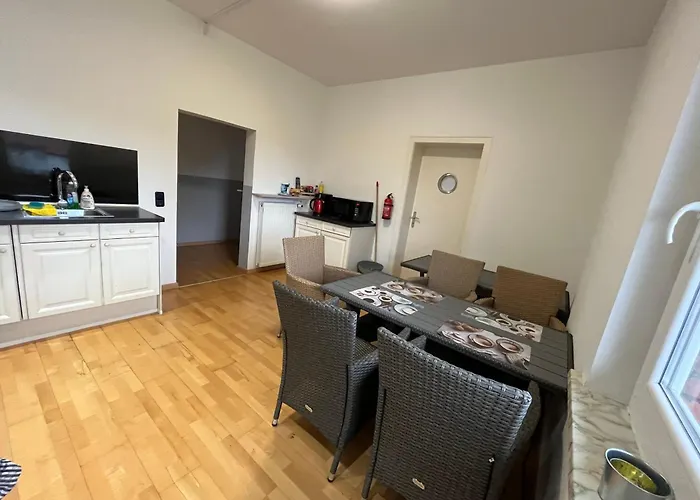 Hotel Doppelzimmer-bad-kuehlschrank-parkplatz-10 *
