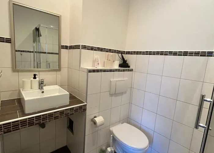 Hotel Doppelzimmer-bad-kuehlschrank-parkplatz-10