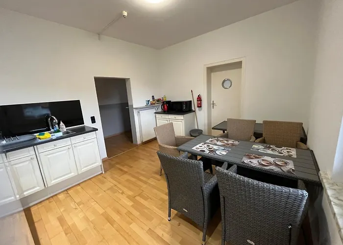 Doppelzimmer-bad-kuehlschrank-parkplatz-10 *